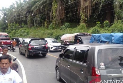 Jalan Menuju Air Terjun Aek Sijorni Macet Panjang - GenPI.co SUMUT