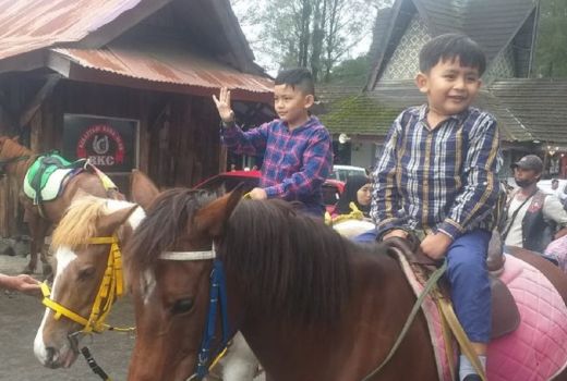 Mengelilingi Kota Berastagi dengan Naik Kuda - GenPI.co SUMUT