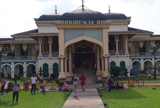 Hari Kedua Lebaran, Warga Padati Istana Maimun Medan - GenPI.co SUMUT