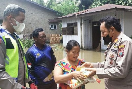 Kapolres Batubara Beri Paket Sembako ke Korban Banjir - GenPI.co SUMUT