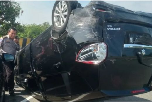 Ditabrak, Suzuki Ertiga Terbalik di Jalan Kualanamu - GenPI.co SUMUT