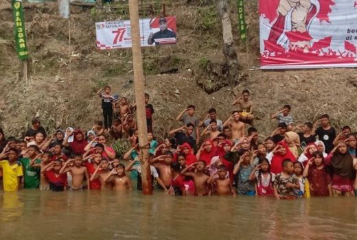 Warga Gelar Upacara di dalam Sungai Deli Medan - GenPI.co SUMUT