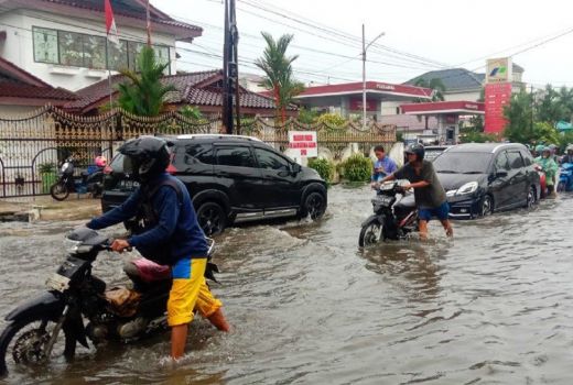 Banjir Rendam Jalan di Medan, Kendaraan Banyak Mogok - GenPI.co SUMUT