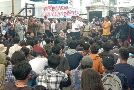 Demo BBM, Mahasiswa Sumut Cari Fraksi PDI Perjuangan - GenPI.co SUMUT