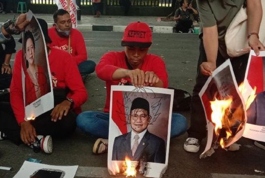 Demo BBM Naik di Sumut, Massa Bakar Foto Puan Maharani - GenPI.co SUMUT