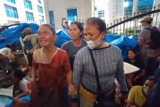 Aksi Menginap Dibubarkan Paksa, Mak-mak Petani Sumut Histeris - GenPI.co SUMUT