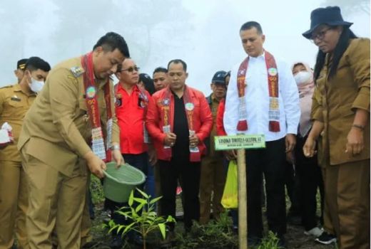 10 Ribu Pohon Ditanam di Objek Wisata Togaraja Samosir - GenPI.co SUMUT