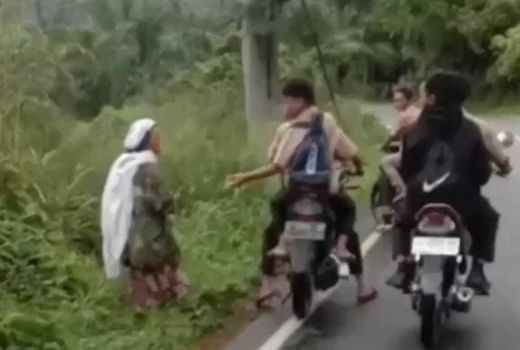 Keterlaluan! Pelajar Tendang Nenek di Tapanuli Selatan - GenPI.co SUMUT