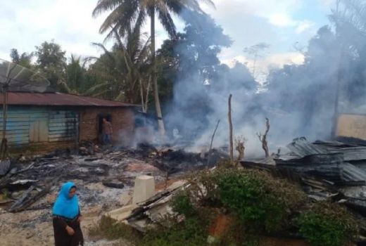 Kebakaran, 5 Rumah Warga di Padang Lawas Ludes - GenPI.co SUMUT