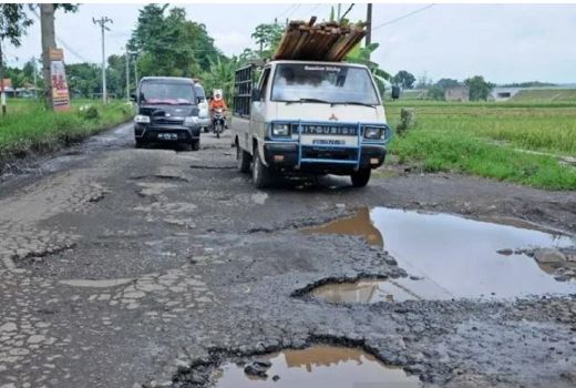 Jalan Rusak, Legislator Minta Camat di Medan Tanggap - GenPI.co SUMUT