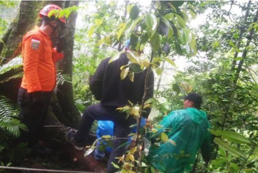 Kena Material Longsor di Karo, Truk Jatuh ke Jurang - GenPI.co SUMUT