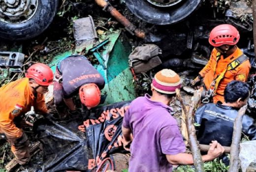 Basarnas Medan Evakuasi Jenazah Sopir Truk dari Jurang - GenPI.co SUMUT