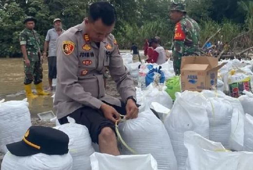 Aksi TNI Polri di Batubara Gotong Royong Tutup Tanggul - GenPI.co SUMUT