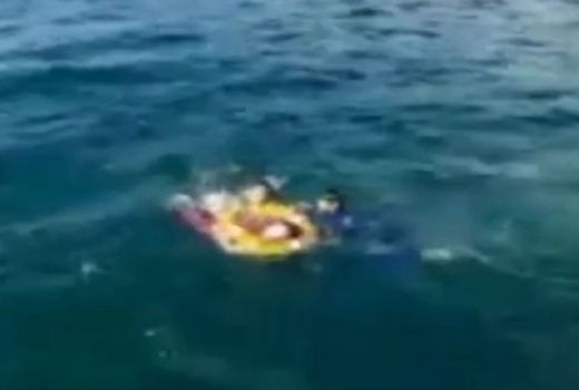 Viral Video Penumpang Kapal di Danau Toba Loncat - GenPI.co SUMUT