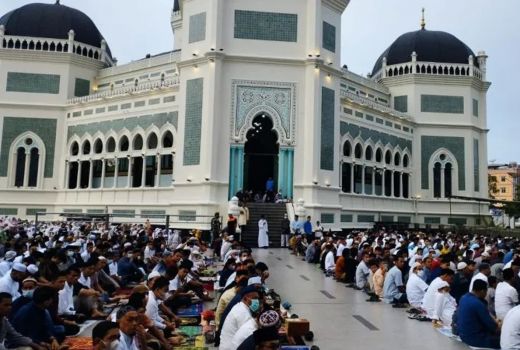 10 Ribu Jemaah Salat Id di Masjid Raya Medan, Polri dan Satpol PP Berjaga - GenPI.co SUMUT