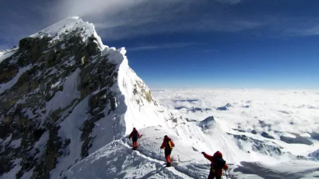 Mendadak Viral, Aksi Wanita Cantik Ini di Gunung Everest, OMG! - GenPI.co