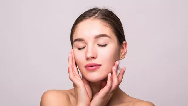 Rutin Pakai 4 Skincare Pagi, Wajahmu Bakal Glowing Seharian! - GenPI.co