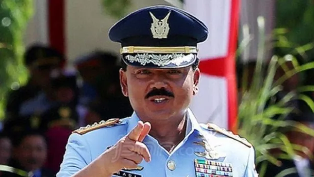 Jokowi Bakal Beri Kursi Menteri untuk Panglima TNI Marsekal Hadi - GenPI.co