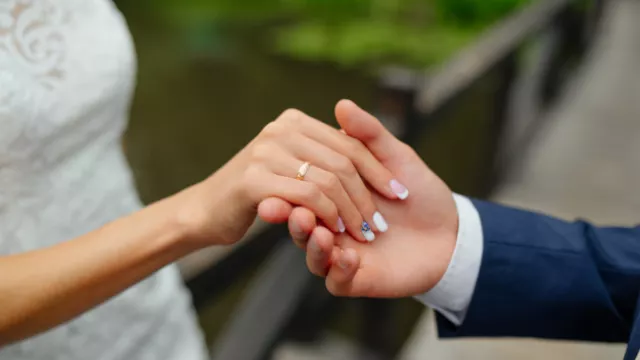 Sering Dianggap Tabu, Ini 4 Keuntungan Menikah di Usia Muda - GenPI.co