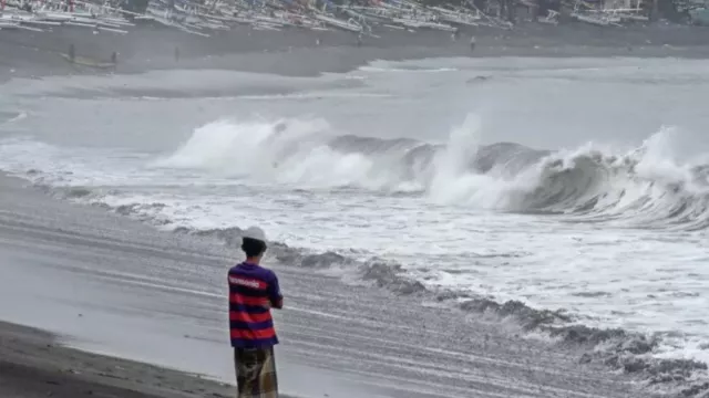 Gelombang Laut Capai 6 Meter, 2 Turis Terseret - GenPI.co