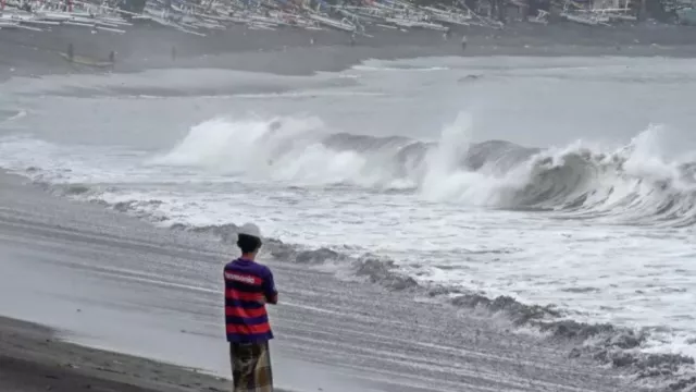 Badai Choi Wan, Wisatawan Pantai Gunungkidul Diminta Waspada - GenPI.co