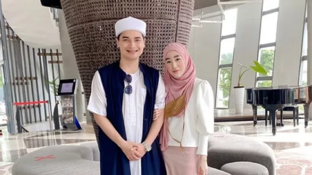 Alvin Putra Alm Arifin Ilham Dituding Tidur dengan Wanita Lain - GenPI.co Alvin Putra Alm Arifin Ilham Dituding Tidur dengan Wanita Lain - GenPI.co