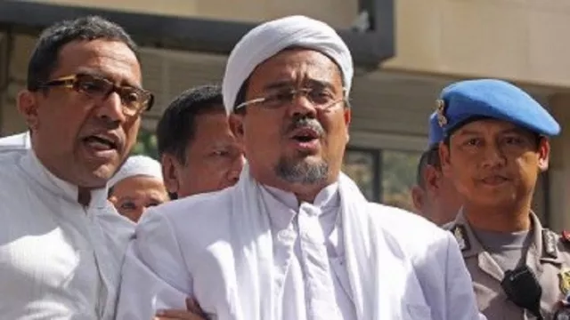 Habib Rizieq Dituntut 6 Tahun Penjara, Kuasa Hukum Tulis WA Story - GenPI.co