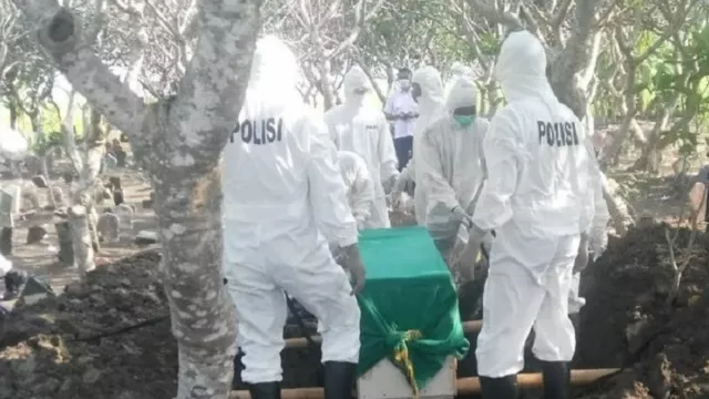 Belasan Polisi Bantu Pemakaman Jenazah Covid-19 di Kudus - GenPI.co