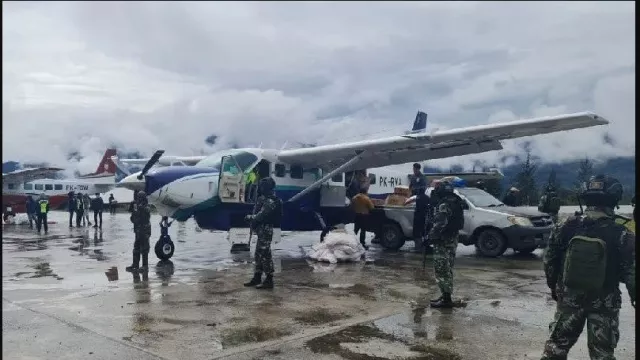 Bandara Aminggaru Papua Mencekam! Aksi KKB Sungguh Biadab - GenPI.co