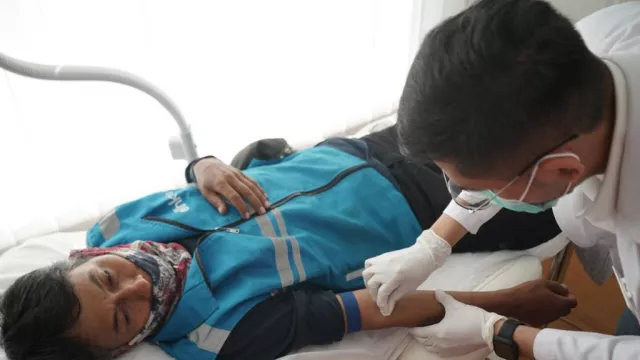 Petugas Kebersihan di Bandung Dapat Infus Immune Booster Gratis - GenPI.co