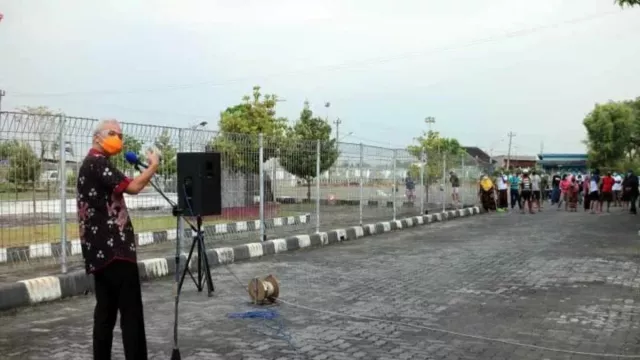 Jenguk Pasien Covid-19 di Asrama Donohudan, Ganjar Protes Makanan - GenPI.co