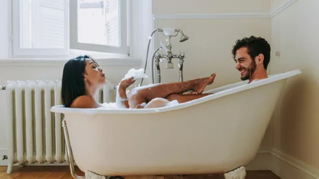 3 Posisi Bermain Cinta di Kamar Mandi, Cepat Puas dan Enak Banget - GenPI.co