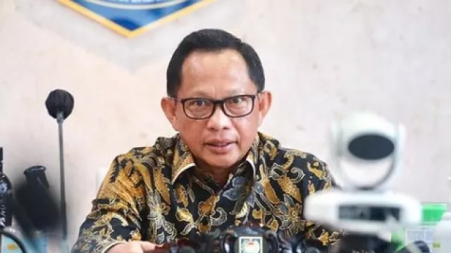 Menteri Tito Karnavian Diam-diam Berpotensi Maju Pilpres 2024 - GenPI.co