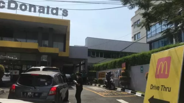 Resto McDonald’s Ditutup, Satpol PP Geram: Menyepelekan! - GenPI.co Resto McDonald’s Ditutup, Satpol PP Geram: Menyepelekan! - GenPI.co