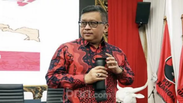 Suara Lantang Hasto, Pasang Badan Bela Jokowi - GenPI.co