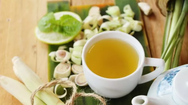 Minum Air Serai Campur Jahe Setiap Pagi, Khasiatnya Menakjubkan - GenPI.co Minum Air Serai Campur Jahe Setiap Pagi, Khasiatnya Menakjubkan - GenPI.co