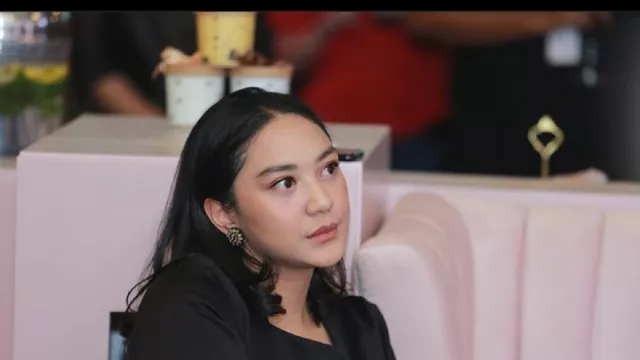 Uangnya Miliaran di ATM, Putri Tanjung Pilih Laki-Laki Jelek - GenPI.co