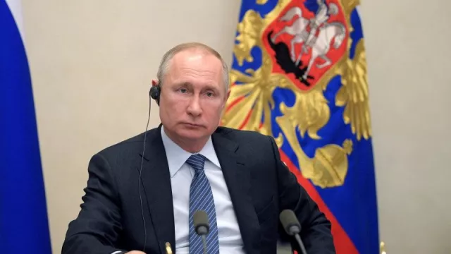 Vladimir Putin Batuk-batuk, Satu Ruangan Langsung Geger - GenPI.co