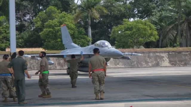 6 Pesawat Tempur AS Manuver di Langit Pekanbaru - GenPI.co
