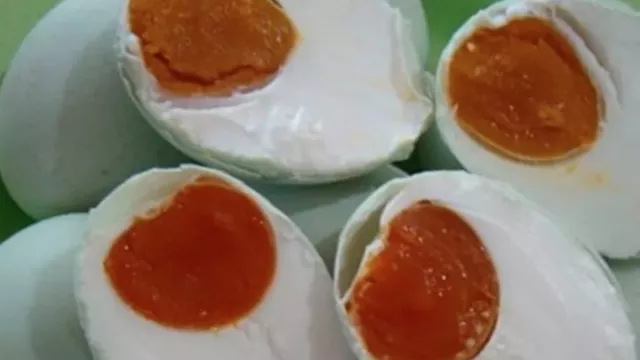 Mudah Banget! Cara Membuat Telur Asin dengan Abu Gosok - GenPI.co