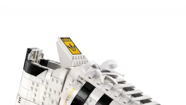 Intip Koleksi Sneaker Terbaru Adidas Berdesain LEGO yang Nyentrik - GenPI.co