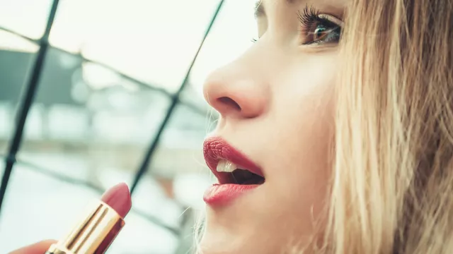 5 Cara Lipstik Awet Seharian Tanpa Touch Up, Nih Ladies! - GenPI.co