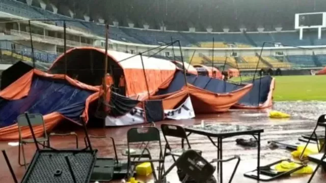 Angin Kencang Porak-porandakan Tenda Vaksinasi Massal di Bandung - GenPI.co