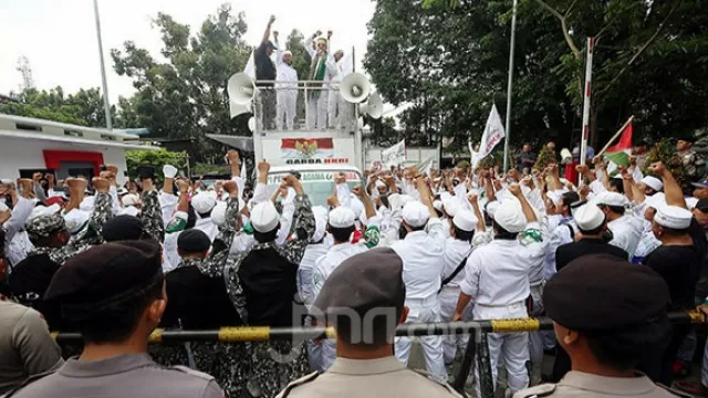 TNI dan Polri Turun Tangan di Sidang Vonis Habib Rizieq, Waspada! - GenPI.co