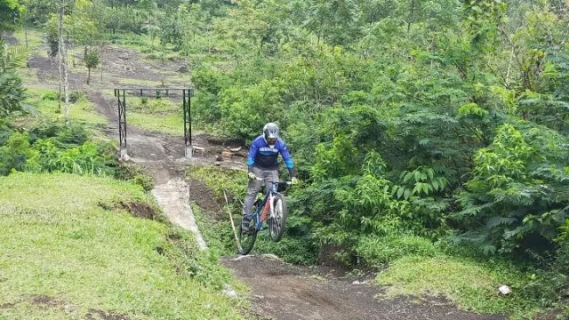 Menikmati Liburan Sekaligus Bersepeda di Wisata Gunung Galunggung - GenPI.co