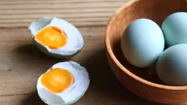 Makan Telur Asin Ampuh Jaga Vitalitas Tubuh, 6 Penyakit Ngacir - GenPI.co