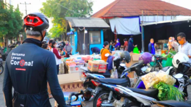 Ingatkan Bahaya Covid-19, Pak Ganjar Rela Teriak-teriak di Pasar - GenPI.co