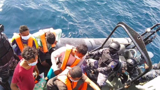 Manuver TNI AL Top, 5 Nelayan Terdampar di Malaysia Diselamatkan! - GenPI.co