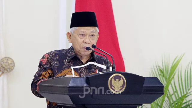 Waduh, Orang di Belakang Wapres Kiai Ma'ruf Amin Tuai Sorotan - GenPI.co Waduh, Orang di Belakang Wapres Kiai Ma'ruf Amin Tuai Sorotan - GenPI.co