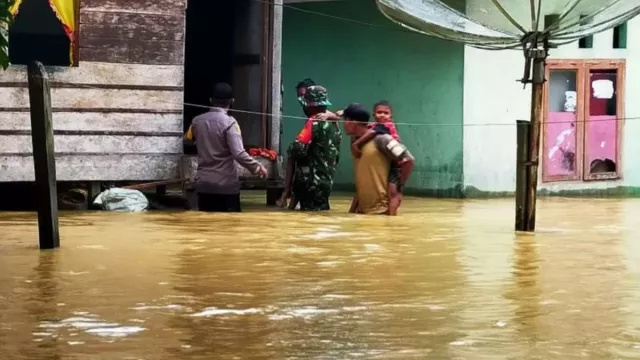 Banjir Bandang di Sumatera Utara, Warga Naik ke Atap Rumah - GenPI.co